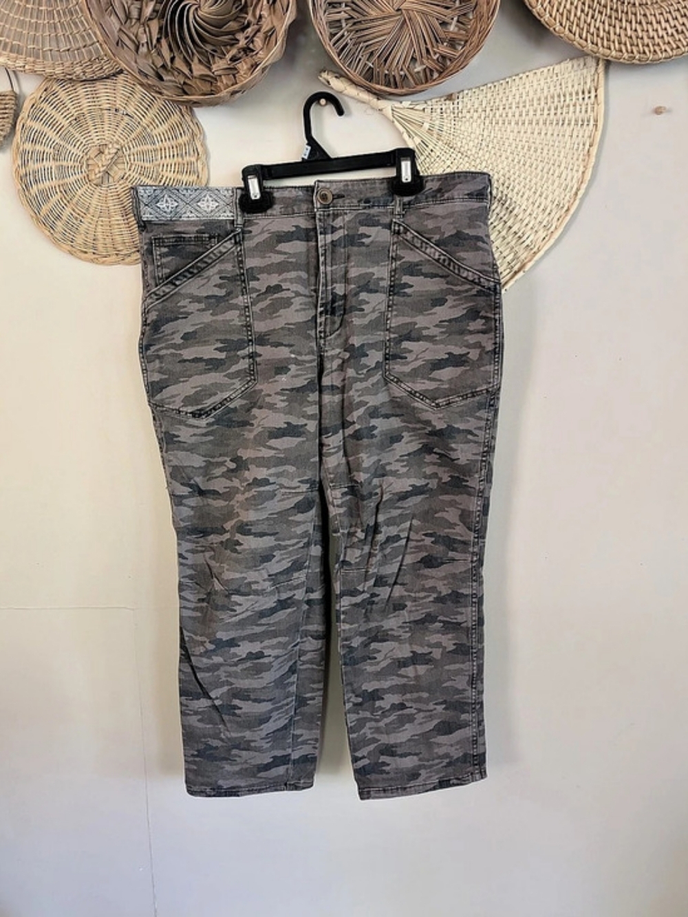 Anthropologie Sanctuary Camo Utility Crop Capri Pants Patterned Waistband